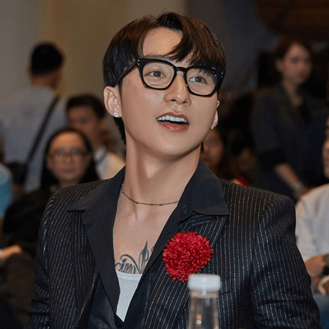 Là một chủ tịch, Sơn Tùng M-TP đã thử sức ở nhiều lĩnh vực khác như sản xuất âm nhạc, đào tạo nghệ sĩ. Sau một thời gian, công ty của Sơn Tùng đã chiêu mộ được nhiều nhân tài như Kay Trần, Onionn, Ben Phạm...
