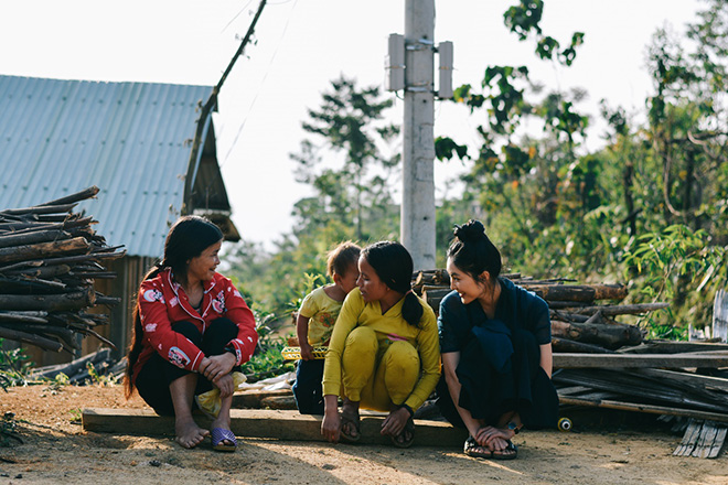 Helly Tống trong một chương trình giao lưu với trẻ em vùng nông thôn 