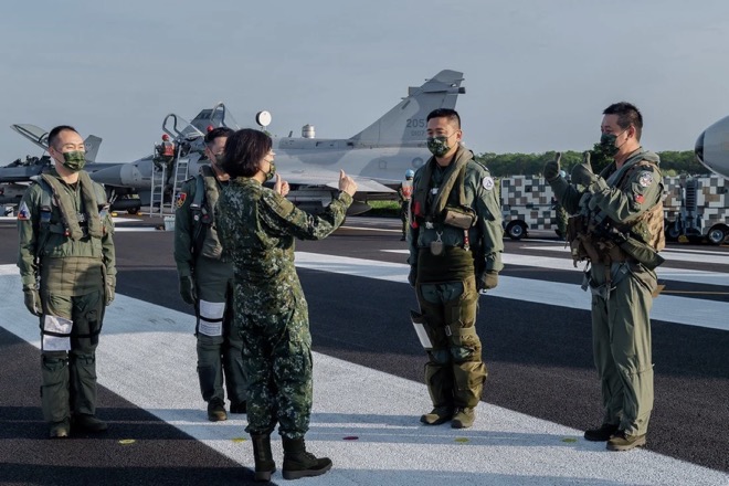 Bà Thái (giữa) là lãnh đạo Đài Loan đầu tiên kể từ năm 1979 công khai xác nhận có sự hiện diện của binh sĩ Mỹ trên đảo.