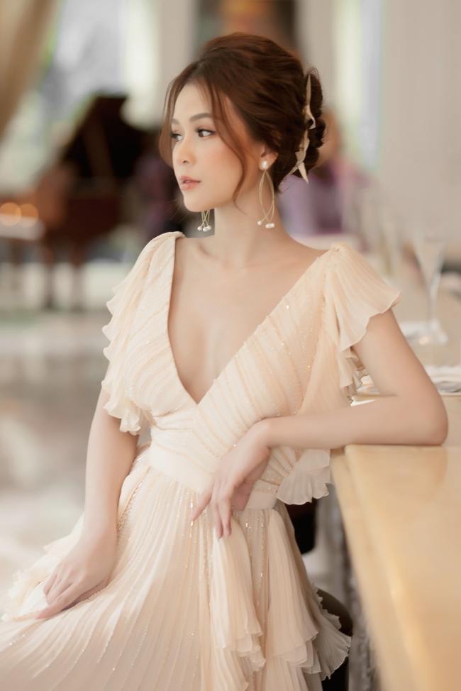 Một trong những kiểu váy được cô yêu thích nhất là xẻ cổ sâu khoe vòng một nửa kín nửa hở.
