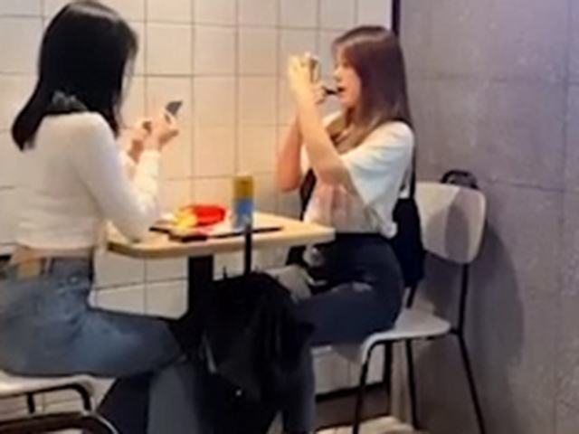 Cười 24H - Những tình huống tấu hài cực mạnh của các cô nàng bạn thân