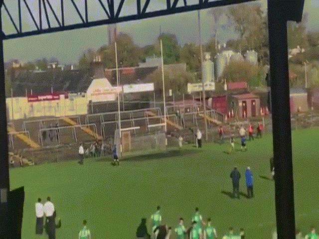 Phi thường - kỳ quặc - Video: Đối thủ đá hỏng 11m, cả đội lao ra ăn mừng và cái kết