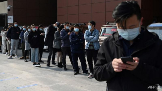 Người dân xếp hàng chờ được xét nghiệm COVID-19, tại một bệnh viện ở Bắc Kinh, ngày 29-10. Ảnh: Greg Baker.