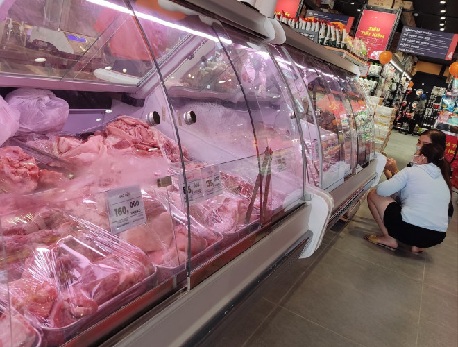 Tốc độ bán hàng tại siêu thị giảm khi giá thịt heo cao hơn thị trường - Ảnh: Ngọc Ánh