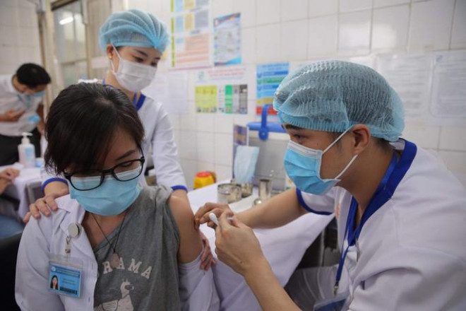 Nhân viên y tế tại Bệnh viện Bệnh Nhiệt đới TP HCM được tiêm vắc-xin Covid-19 vào tháng 3-2021. (Ảnh: Hoàng Triều)