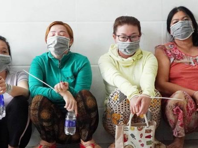 Pháp luật - Bắt quả tang 4 “quý bà” trên sòng tứ sắc 700 triệu đồng