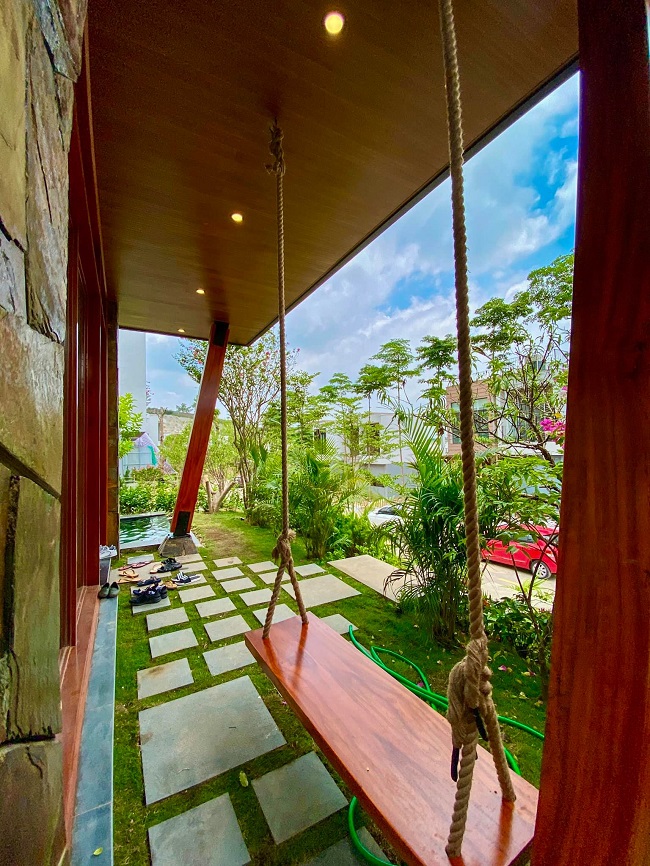 Căn biệt thự tràn ngập cây cối xanh mướt hệt như một “ốc đảo” trên cạn. (Ảnh: Đỗ Trang)

