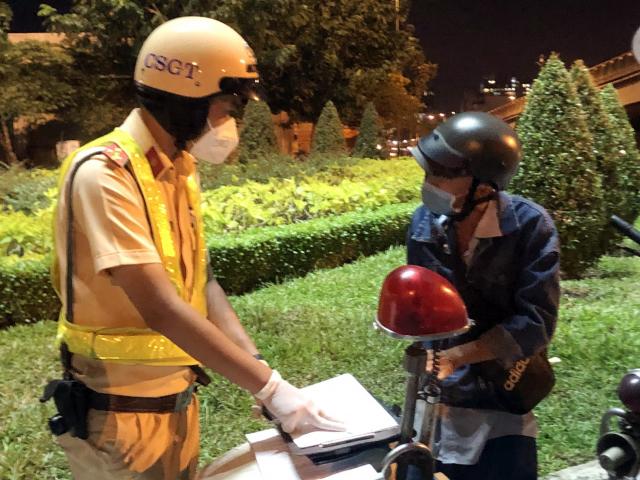 Tin tức trong ngày - Đến Thủ Đức gặp bạn và uống 3 lon bia, người đàn ông bị phạt tiền triệu