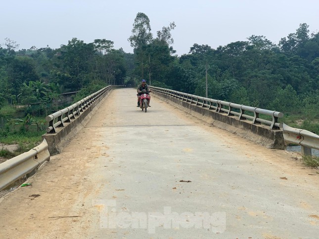 Cây cầu do ca sĩ Thủy Tiên tài trợ ở Nghệ An vừa xây đã bị nứt, nhà thầu nói gì? - 7