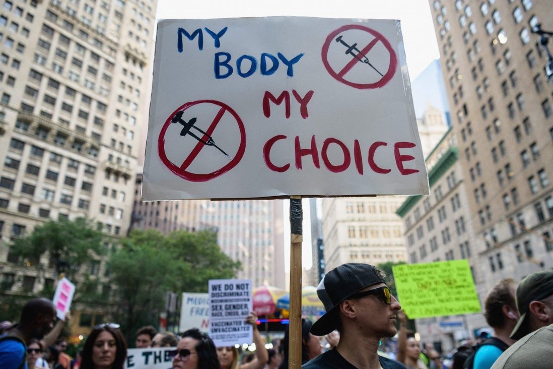 Dân Mỹ biểu tình phản đối quy định bắt buộc tiêm vắc xin Covid-19 (ảnh: SCMP)