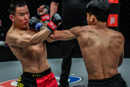 Võ sĩ MMA Trung Quốc ăn đòn tới tấp, ôm hận vì không thể phục thù