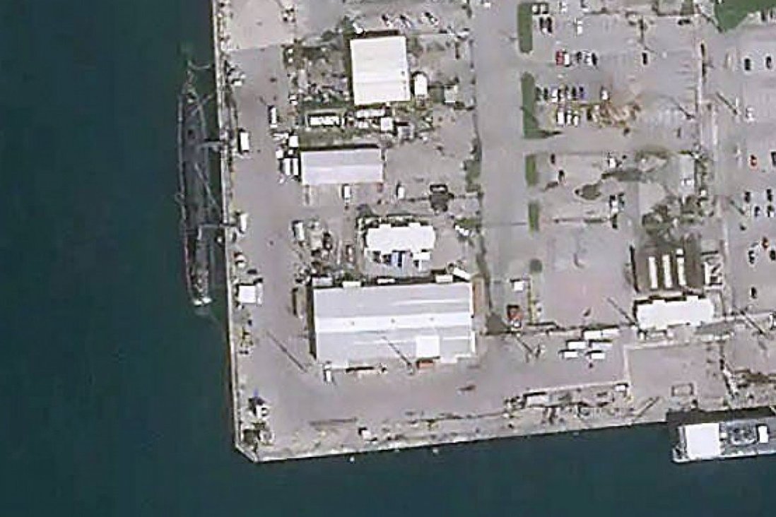 Ảnh vệ tinh cho thấy tàu ngầm USS Connecticut neo tại căn cứ ở Guam.