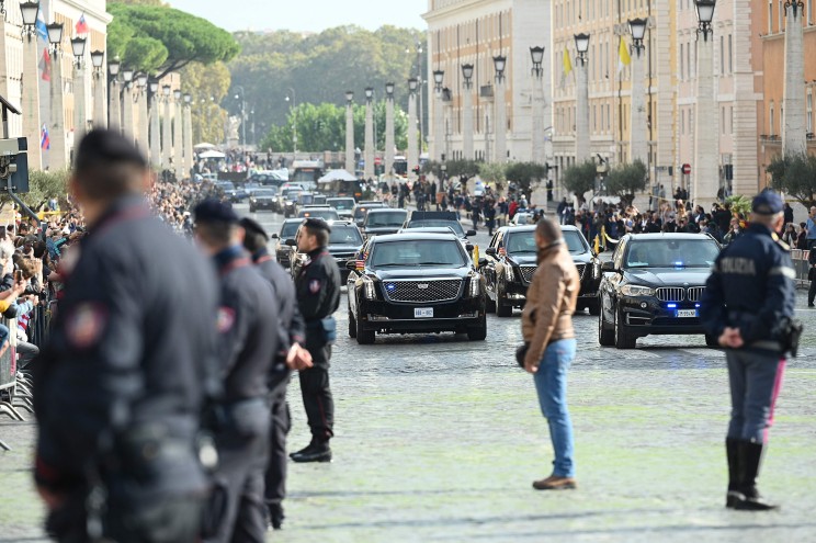 Đoàn xe hộ tống ông Biden ở Rome dài bất thường.