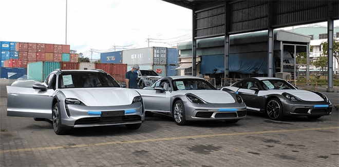 Xe điện Porsche Taycan Cross Turismo đầu tiên cập cảng Việt Nam - 1