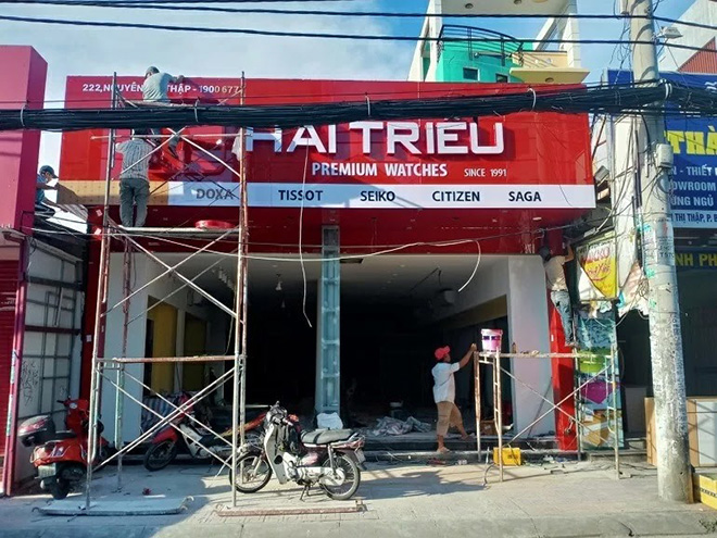 Đồng hồ quận 7 của Hải Triều tọa lạc tại tuyến đường Nguyễn Thị Thập, Quận 7 giúp mang đến không gian mua sắm sang trọng cho khách hàng thuộc khu Nam Sài Gòn