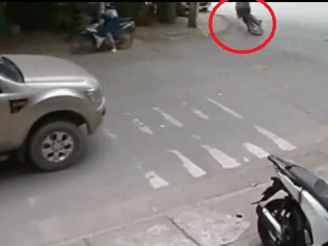 Xe máy - Xe đạp - Video: Rẽ đường bạt mạng, lái xe máy ngã văng vào gầm xe ô tô