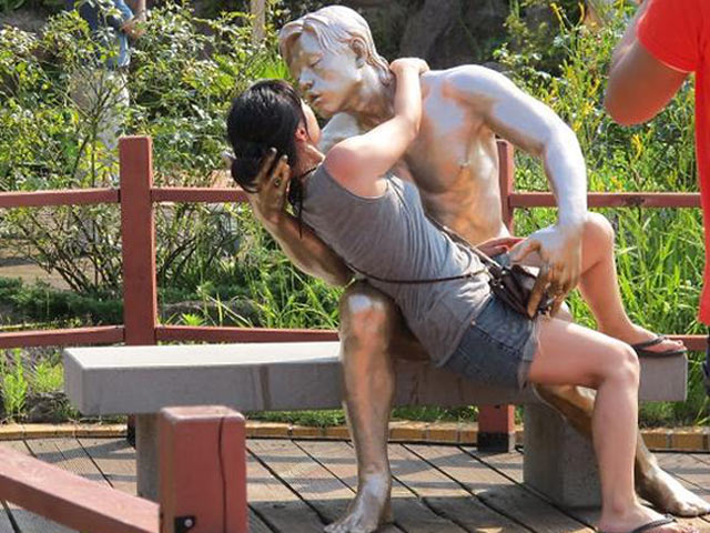 Cười 24H - Giật mình với những con người thích "tự sướng" với tượng bên đường