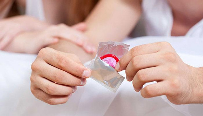 Sử dụng bao cao su đúng cách giúp phòng tránh thai và các bệnh lây truyền qua đường tình dục.
