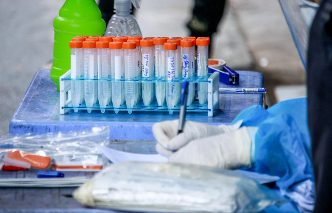 Những lọ đựng mẫu xét nghiệm của người dân phường Khương Đình