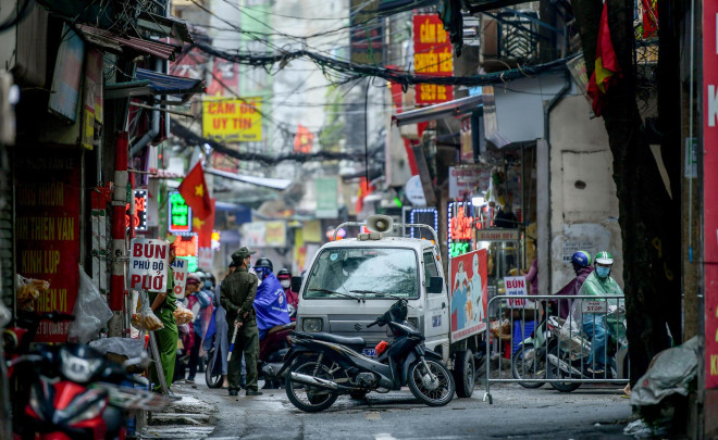 Bên cạnh đó, phường Khương Đình cũng đã dùng loa thông báo đến người dân các biện pháp phòng chống dịch Covid-19 và địa điểm đang thực hiện lấy mẫu xét nghiệm để người dân hạn chế di chuyển qua