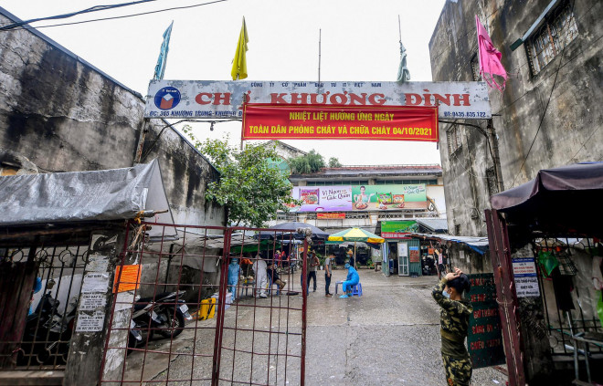 Nhân viên y tế có mặt tại chợ Khương Đình, thực hiện lấy mẫu xét nghiệm Covid-19 cho người dân