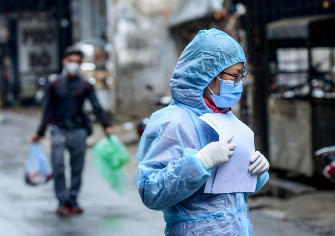 Nhân viên y tế đến tận nhà, thông báo người dân ra ngoài khu vực quy định để lấy mẫu xét nghiệm