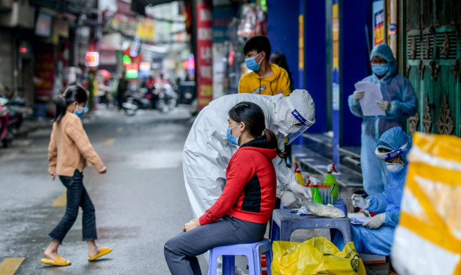 Những người dân khi đến đây phải giữ đúng khoảng cách