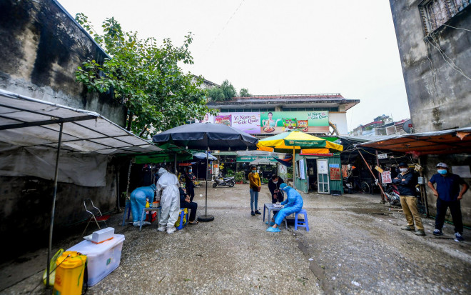 Công tác lấy mẫu xét nghiệm Covid-19 được nhân viên y tế thực hiện nhanh chóng