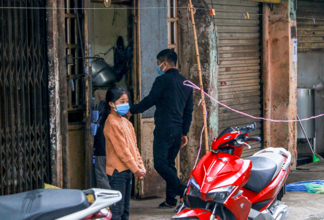 Người dân sẽ đứng trước cửa nhà, chờ đợi nhân viên y tế gọi đến tên để ra ngoài khu vực lấy mẫu xét nghiệm Covid-19