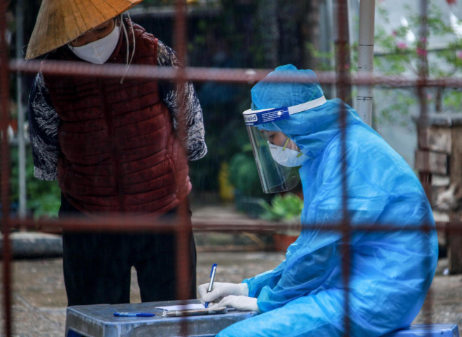 Thông tin của người dân đến lấy mẫu được nhân viên y tế ghi rõ ràng