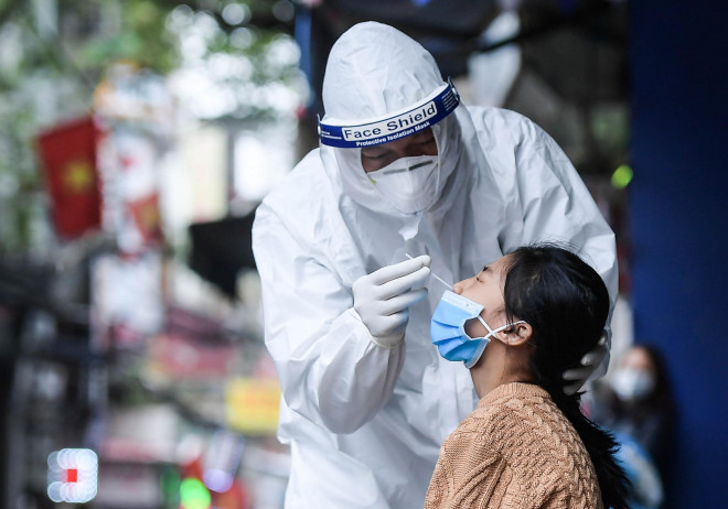 Chiều 31-10, lực lượng chức năng vẫn đang thông báo người dân liên quan đến lấy mẫu xét nghiệm Covid-19