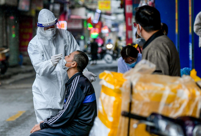 Nhân viên y tế đang lấy mẫu xét nghiệm Covid-19