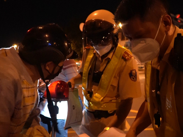 Video - Video: Bị kiểm tra nồng độ cồn, nam thanh niên ra điều kiện với CSGT