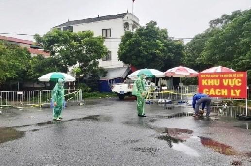 Lực lượng chức năng dựng rào chắn, kiểm soát người ra/vào ở thôn Bạch Trữ