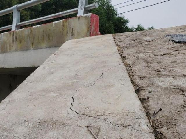 Tin tức trong ngày - Nóng trong tuần: Vì sao cây cầu mới do đoàn ca sĩ Thủy Tiên hỗ trợ xây có vết nứt