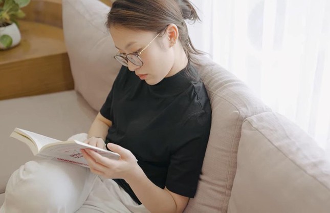 Dù bận rộn đến đâu, Khánh Vy vẫn giữ thói quen đọc ít nhất 20 phút mỗi ngày.