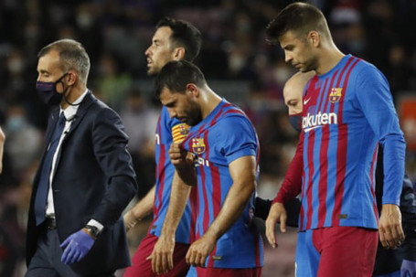 SỐC Barca, Aguero nguy hiểm tính mạng: Khó thở trên sân, phải cấp cứu vì bệnh tim