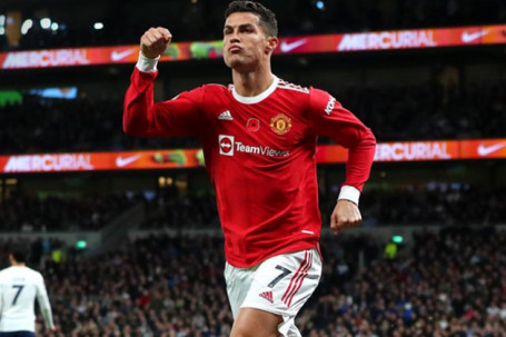 Ronaldo “cứu rỗi” MU: Ghi bàn và kiến tạo thần sầu, công phá hàng loạt cột mốc