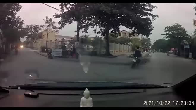 Tài xế xe máy không đội mũ bảo hiểm phóng nhanh, vượt ẩu.