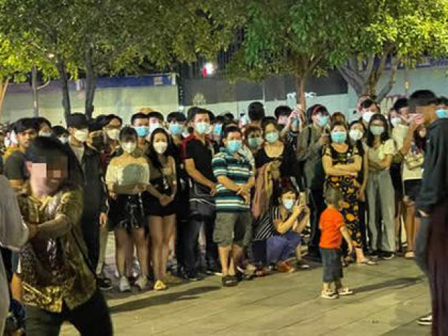 Tin tức trong ngày - Cả ngàn người chen chân vui chơi ở phố đi bộ Nguyễn Huệ