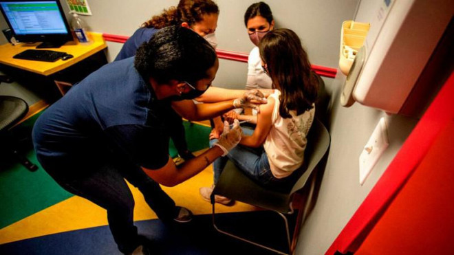 Học sinh THCS ở Mỹ được tiêm vaccine ngừa COVID-19. Hiện FDA Mỹ đang xem xét duyệt tiêm vaccine ngừa COVID-19 cho trẻ 5-11 tuổi. Ảnh: AP