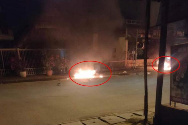 Hai chiếc xe máy bị đốt cháy giữa đêm khuya. Ảnh: Người dân cung cấp
