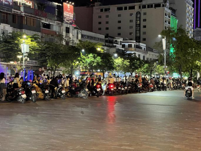 Cả ngàn người chen chân vui chơi ở phố đi bộ Nguyễn Huệ - 1