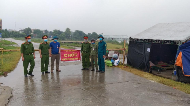 Lực lượng chức năng phong tỏa xã Hà Ngọc để phòng chống dịch