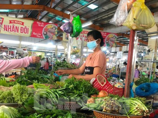 Thị trường - Tiêu dùng - ''Đua'' theo xăng, nhiều mặt hàng tăng giá