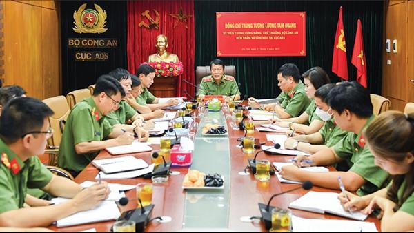 Trung tướng Lương Tam Quang, Ủy viên Trung ương Đảng, Thứ trưởng Bộ Công an dự họp và chỉ đạo công tác nghiệp vụ Cục An ninh mạng và Phòng chống tội phạm sử dụng công nghệ cao.