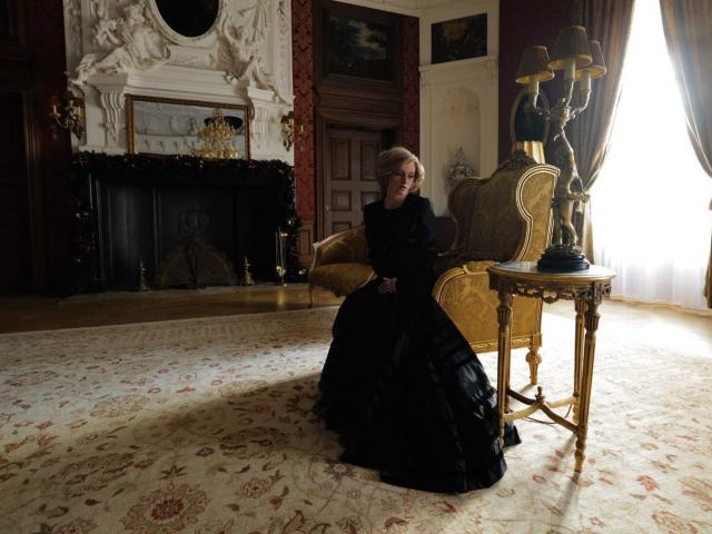 Thời trang - Tủ quần áo Chanel quý phái hoàn thiện phong cách công nương Diana màn ảnh