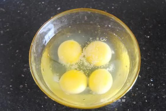 Không dùng 1 giọt dầu nhưng món trứng này vẫn tơi xốp, mềm thơm, 3 phút nấu xong - 2