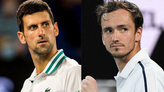 Medvedev (phải) hậu thuẫn cho Djokovic (trái) "chơi trốn tìm" với ban tổ chức Australian Open 2022