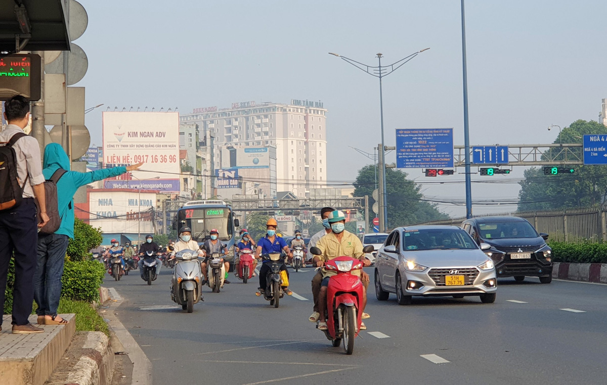 Từ sáng sớm, sương mù xuất hiện dày đặc trên nhiều tuyến đường khiến việc lưu thông của người dân gặp khó khăn do bị che khuất tầm nhìn. Các tuyến đường như: Cộng Hòa, đại lộ Võ Văn Kiệt, Mai Chí Thọ…người đi xe máy phải bật đèn chiếu gần vì bị hạn chế tầm nhìn.